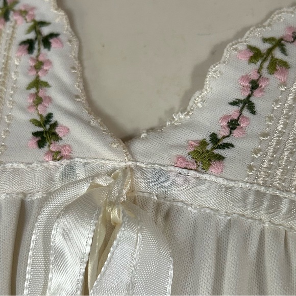 Vintage Embroidered Creamy White Nightgown - Picture 8 of 8